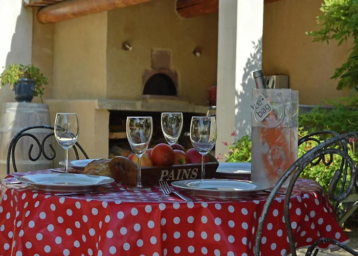 Hôtel accueillant les animaux: Farmhouse In Carpentras With Pool